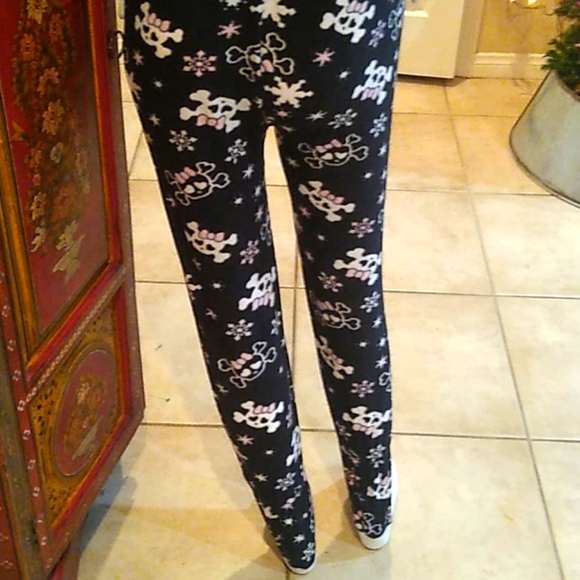 Katnap Black with Skulls with Bows Onzie - Picture 5 of 12